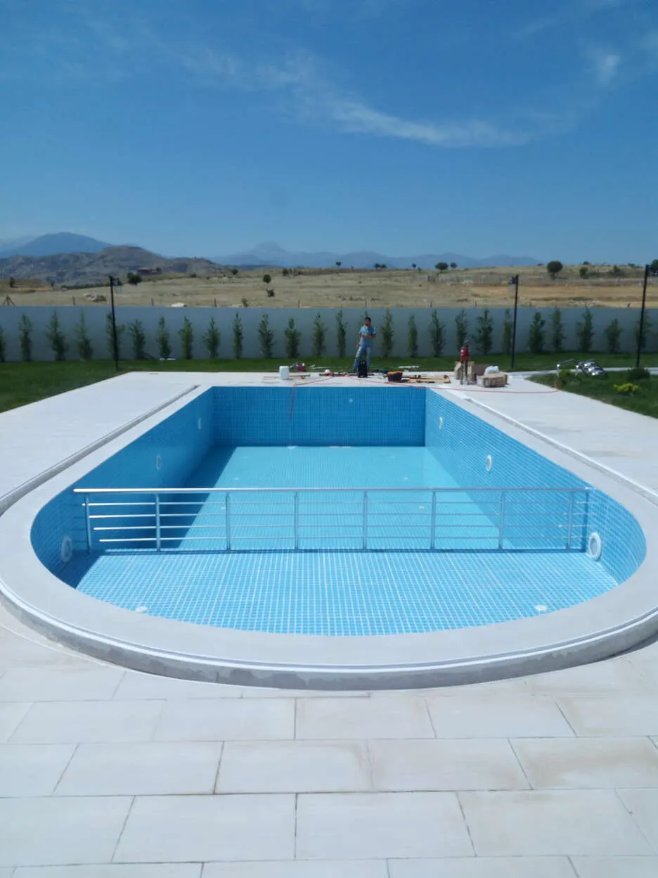 Berrak suyu ve benzersiz tasarımıyla Safir Havuzları'nda rahatlayın.